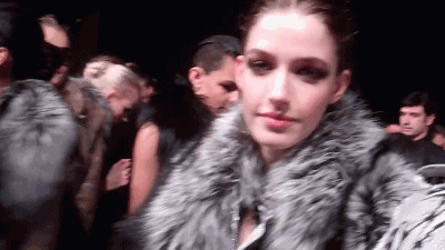 搞笑gif图:谁惹她生气了,姑娘的表情好吓人啊