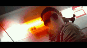 搞笑gif图:谁惹她生气了,姑娘的表情好吓人啊