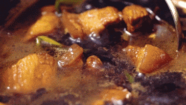 养着一只流浪猫,经营着一家影视公司.