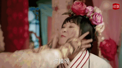 上面包贝尔不是爬到贾玲床上去了嘛,他的正牌老婆不乐意了,反手就是一