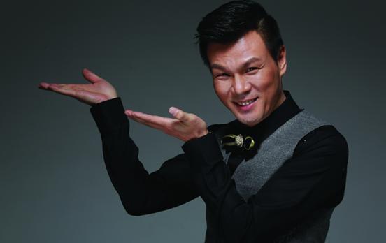 但是,还有一个男主持人,同样因为机遇的问题,早年间也是很有机会跟