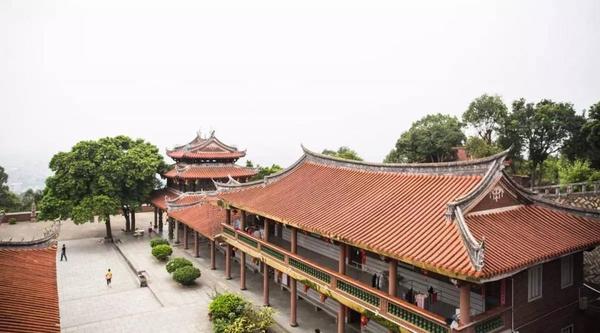 同时,龙山寺还见证了两岸同宗同源的历史.