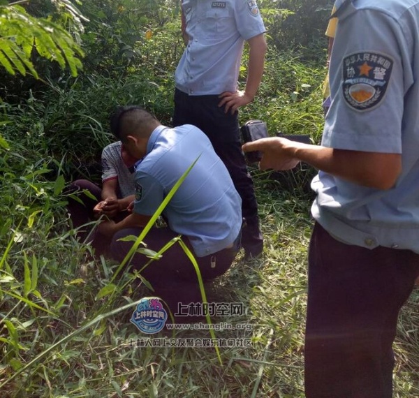 上林白圩欧村:胆大包天,小偷爬墙进村民家里盗窃