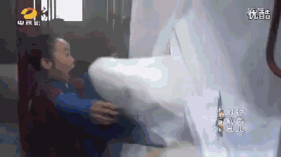 白素贞喝了雄黄酒,变身白蛇,小许仙的表情实力好评,仔细一看竟然真的