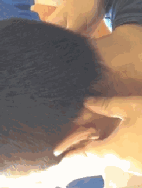 头部最后一个穴位是头颈部交接的穴位叫风池穴,这个穴位是和