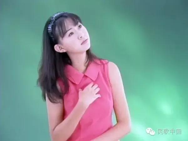 她演唱的歌曲风格迥异,以柔情甜歌为主,在当时几乎是各个年龄层次点唱