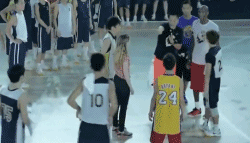 科蜜5大疯狂行为,喝科比矿泉水闻球鞋,向科比下跪-体育频道-手机搜狐