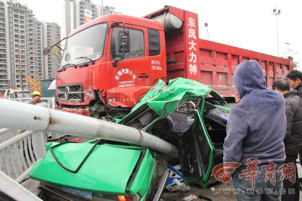 安康城区发生惨烈车祸 出租车与货车相撞后报废