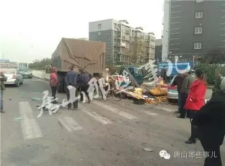 惨烈!唐山一天内两起车祸,车头都撞散了