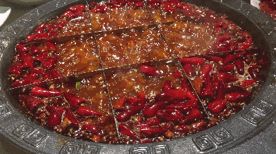 清热降火的作用,可以与火锅的麻辣中和,吃起来肠胃比较容易接受