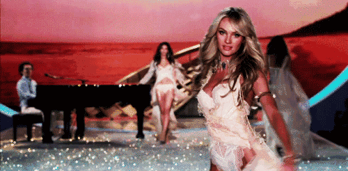 刚刚升级做辣妈的好姐妹candice swanepoel(坎蒂丝?