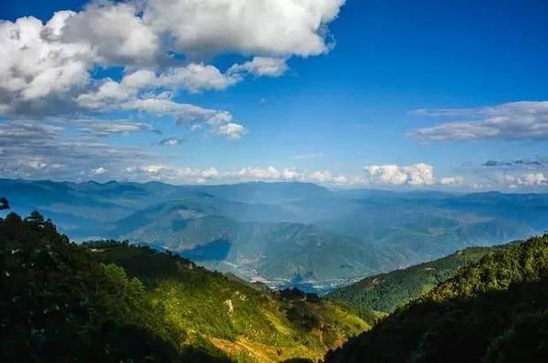 哀牢山传说,在远古时候,这里住着一位善良的鸟神