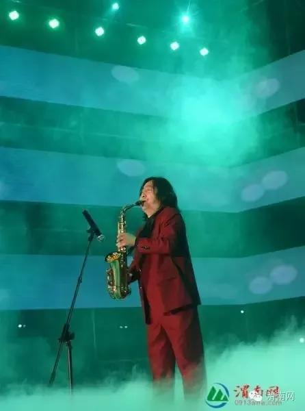 萨克斯独奏《蒙古人》《北国之春》.记者 杨青山 王梦 摄