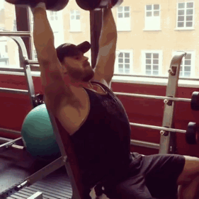 最后丹尼尔甩掉90斤肥肉 下面是身材前后对比 ▼ 逆袭后的丹尼尔 生活