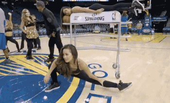 勇士拉拉队玩静止,快把纸巾拿来!