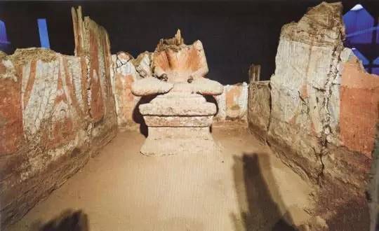 《传丝公主》讲的就是东方公主远嫁西域,将养蚕纺丝技术传给当地百信