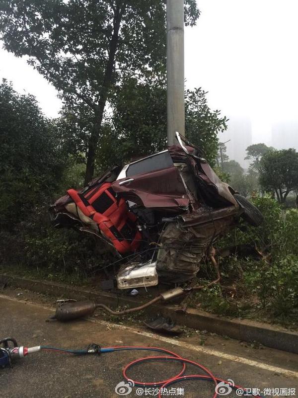 长沙街头发生车祸,小车严重变形扭成"麻花"