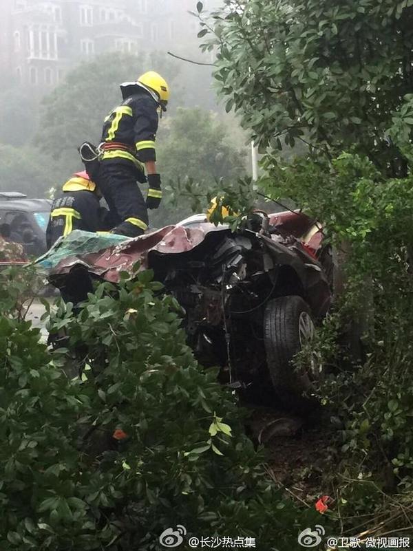 长沙街头发生车祸,小车严重变形扭成"麻花"