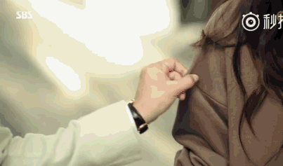 男主教人鱼喝热咖啡前要吹一下,结果人鱼却当成了游戏,自己玩得不亦