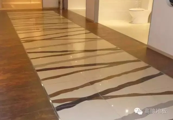 那些一边铺木地板一边铺地砖的,中间接缝原来这样衔接