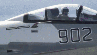 预警机与战斗机差点相撞可真是奇葩