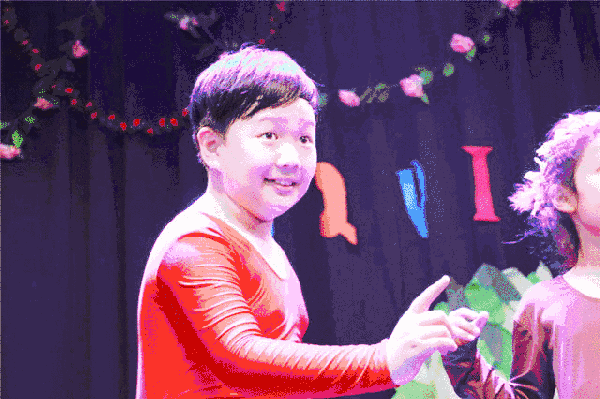 这本绘本里共有5个角色,小老鼠,狐狸,猫头鹰,蛇以及咕噜牛.