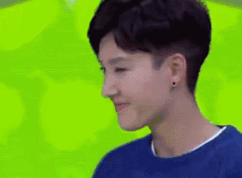 你↓ 虽然真人和照片比起来多了两个眼袋,五官也没有精修后那么惊艳