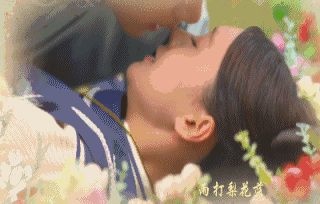 在《寂寞空庭春欲晚》里,老司机刘恺威的壁咚床戏也是场面火爆,连清纯