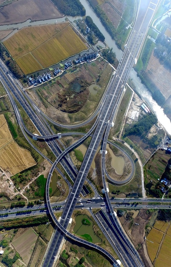 疏港高速今天通车,市区到保税区只要10分钟.