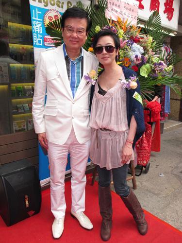 他地位超向华强,捧红刘銮雄女人,今70被俩辣妹玩