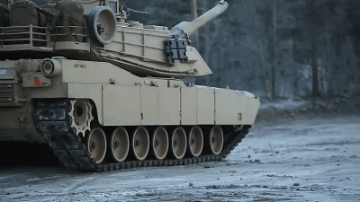 重型坦克在冰上溜得正爽,结果冰破了