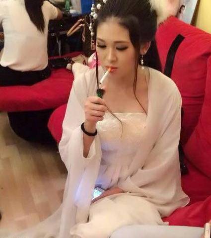 妹子是个有故事的人呐.