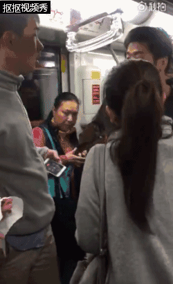 两个人停止了打斗,但依旧骂骂咧咧