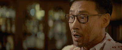 被泼红酒后,表情惊讶,眉头紧皱.