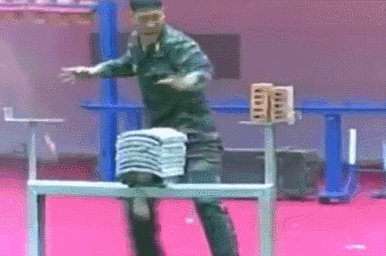 一组gif动图:让你见识朝鲜特种兵到底有多狠 ▼ 这是斧子砍啊~~~▼