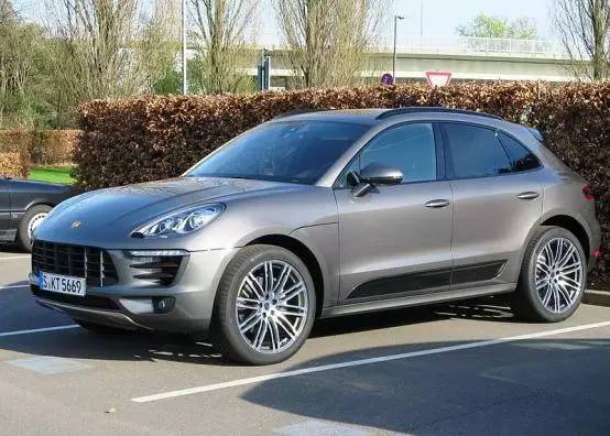 图注:这是保时捷迈凯(macan)suv,识别特征是大嘴式的进气格栅