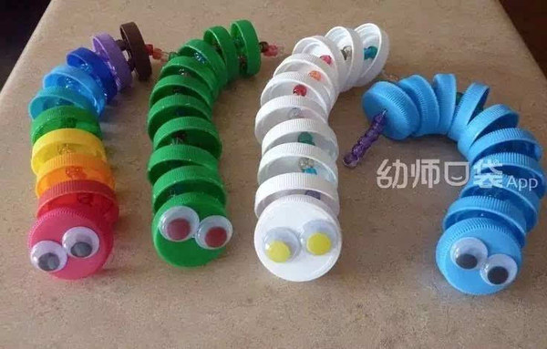 幼儿园必备收藏参考资料 每周一至周五18:00更新 限时24小时免费下载 包含展示图、步骤图、同款样式 公众号内回复精选下载今日精选 大千世界,万物皆有灵性。在人类的世界里,最接近灵性的是儿童。 儿童理解自然万物的语言,也对自然万物存有天然的好奇心。 草木、雨露、晨曦、流水、泥土 树上叽叽喳喳的鸟儿、水中畅游的鱼儿、泥土里搬运食物的蚂蚁 在孩子们眼中,山水皆有意,万物皆有情,他们与自然是真朋友。没有什么能够阻挡孩子探索世界的目光。 就连墙角、树根、叶片下的小小昆虫,也无法逃出孩子探求真知的双眼,