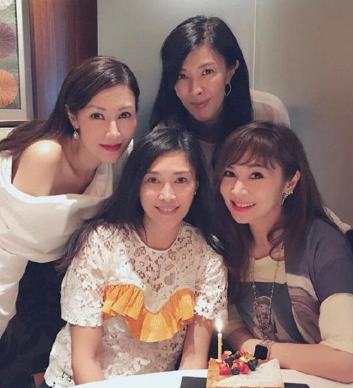 李嘉欣微博截图 搜狐娱乐讯11月15日,李嘉欣在微博晒出一张合影为