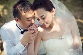 与孔令辉一样是奥运乒乓球男单冠军的马琳,2004年和演员张宁益结婚,一