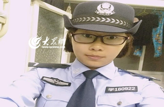 穿着警服的王娜显得英姿飒爽.