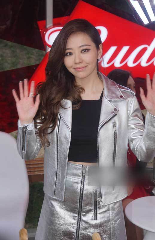 【张靓颖】 女神张靓颖参加某啤酒品牌商业活动,她身穿银色金属材质