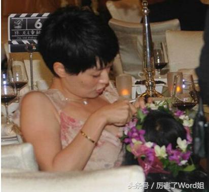 近年来,随着张柏芝,小s,盖丽丽等女明星喂奶照的大公开,当众哺乳被