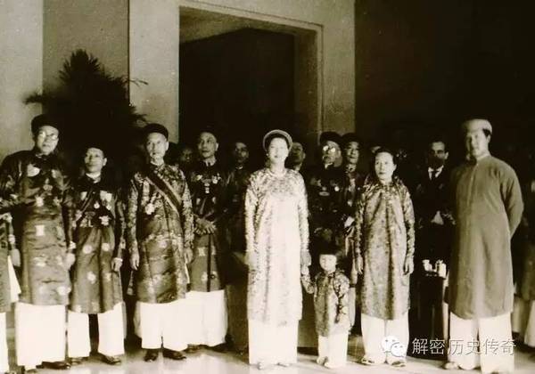 她先后历任了安南王后(1934-1945,法属时期法国人将越南皇帝贬为国王