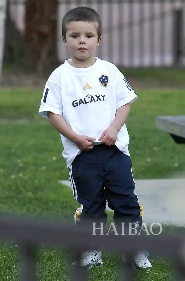 克鲁兹·贝克汉姆 (cruz beckham) 略微朝天的鼻孔又萌又抢镜