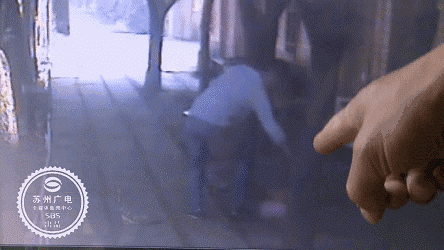 都开宝马了,还干这种偷鸡摸狗的事,被监控逮着正