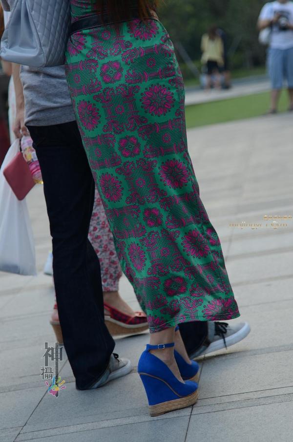 街拍:花案长裙翘臀丰腴少妇,性感大长腿让人侧目