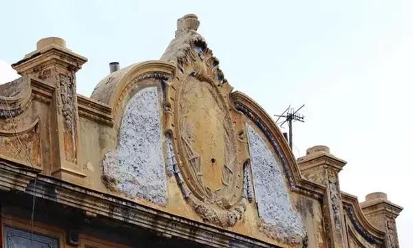 这栋有着90多年历史的中华巴洛克式建筑现在的门牌号是靖宇街334-336