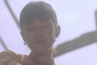 让人不禁想到了在此之前的《红高粱》,也是美如诗一般