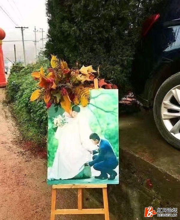 在如今越来越追求个性体验的时代下,一些形式新颖的主题婚礼吸引了人们的眼球,近日,长沙宁乡双凫铺,一对新人别出心裁,举行了一场农村户外主题婚礼。 原生态、稻草,树桩,落叶,竹枝子,靠背椅这里可并不是农家乐,而是一对新人的婚礼现场,置身其中,来宾都啧啧称奇。 对此,新郎勇哥表示,婚礼是爱情的见证,一生只有一次。