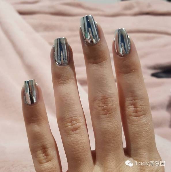2 以镜面美甲为基础的镜面,镭射,猫眼,星空等美甲方式是今年大火的图片